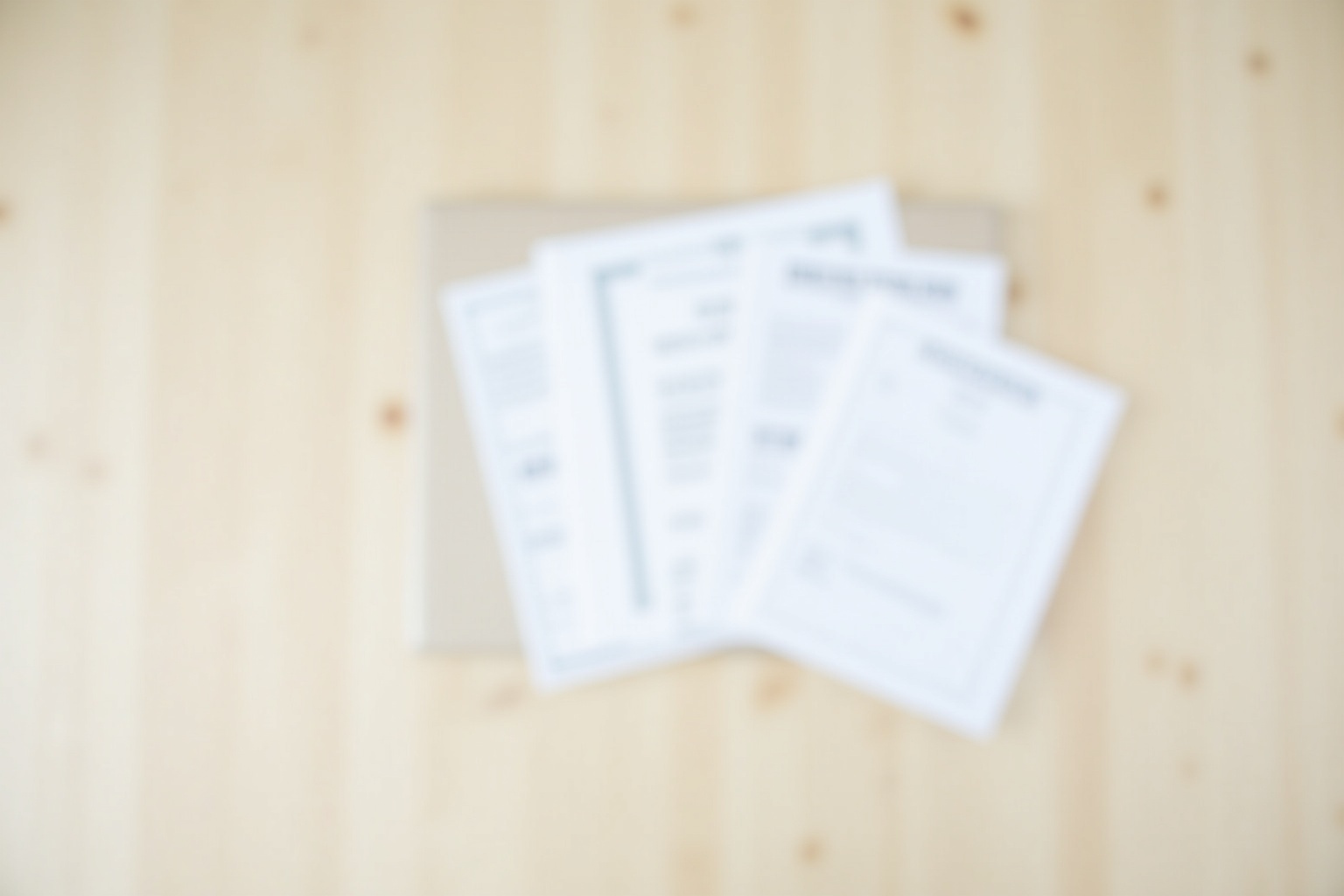 Bewerbungsmappe mit Unterlagen für eine Wohnungsbewerbung auf einem Schreibtisch