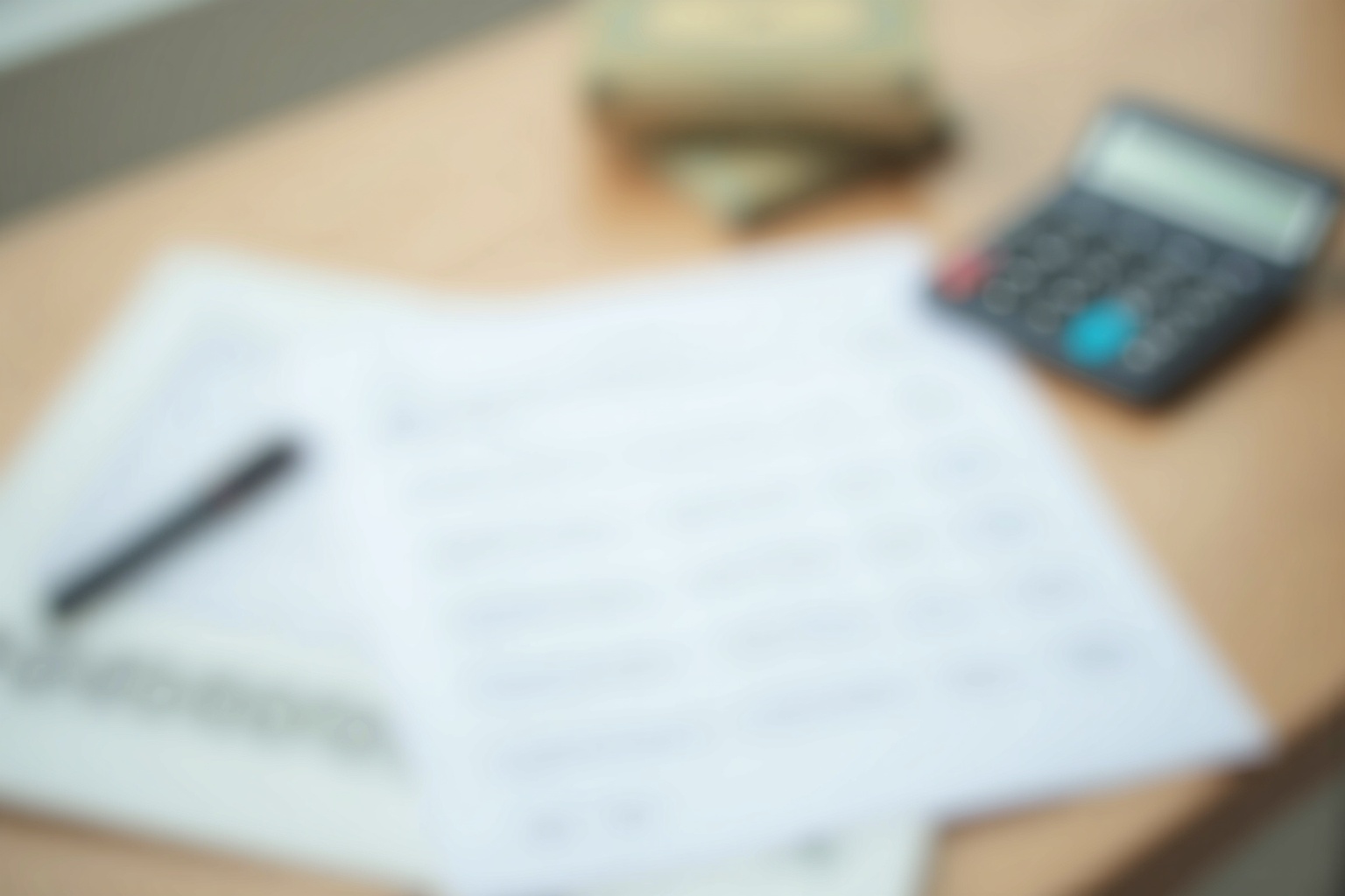 Sparbuch und Kontoauszug auf einem Tisch als Symbol für Mietkaution