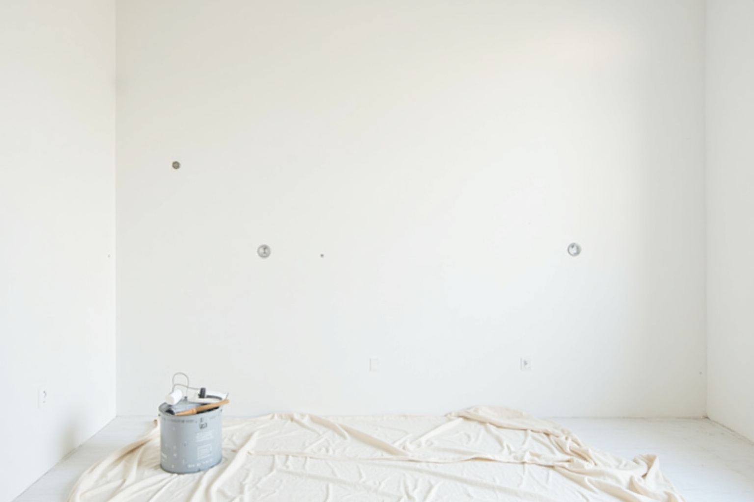 Mieter streicht Wände beim Auszug aus einer Wohnung